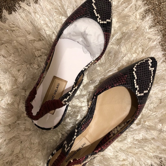 Unfortunately the shoes fits for someone that has small & thin feet lol - Picture 4 of 6